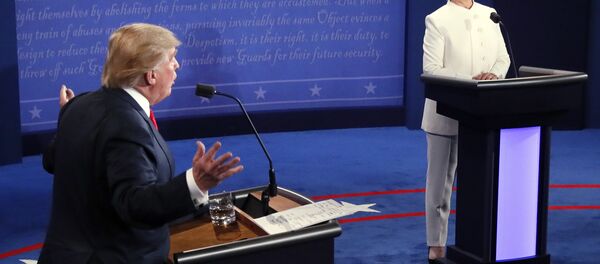 Presidenciável do Partido Democrata Hillary Clinton e o candidato do Partido Republicano Donald Trump durante os terceiros debates em Las Vegas, EUA - Sputnik Brasil