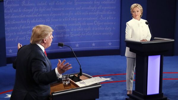 Presidenciável do Partido Democrata Hillary Clinton e o candidato do Partido Republicano Donald Trump durante os terceiros debates em Las Vegas, EUA - Sputnik Brasil