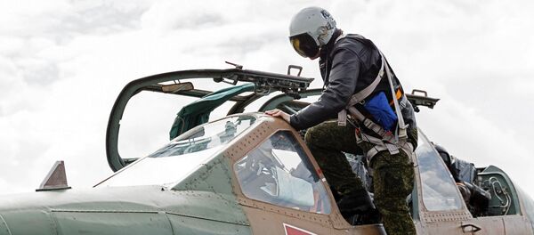 Piloto entra no caça Su-25 na base aérea Hmeymim (foto de arquivo) - Sputnik Brasil