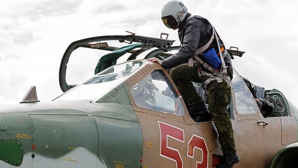 Piloto entra no caça Su-25 na base aérea Hmeymim (foto de arquivo) - Sputnik Brasil