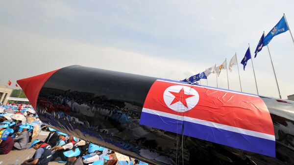 Imitação de um míssil norte-coreano é exibida durante uma manifestação em Seul denunciando o teste nuclear da Coreia do Norte e seus lançamentos de mísseis - Sputnik Brasil