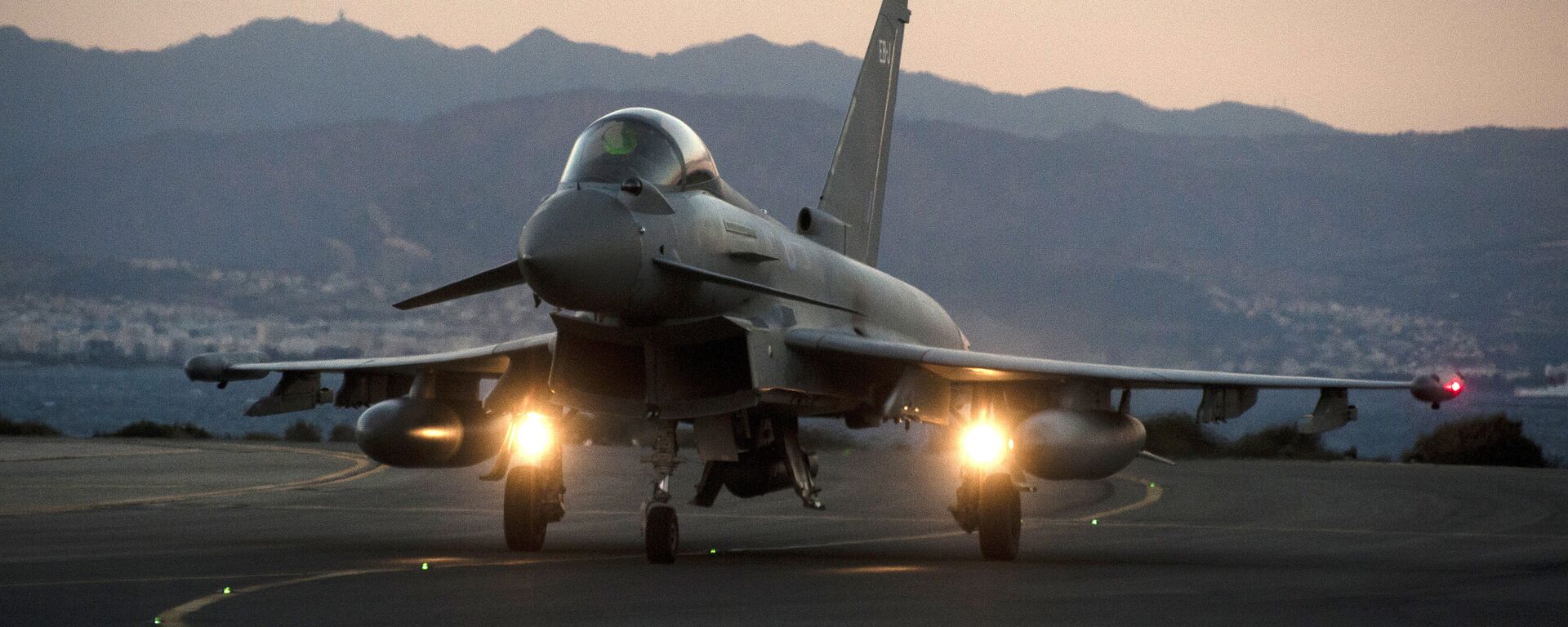 Caça Eurofighter Typhoon da Força Aérea Real do Reino Unido  - Sputnik Brasil, 1920, 15.06.2025