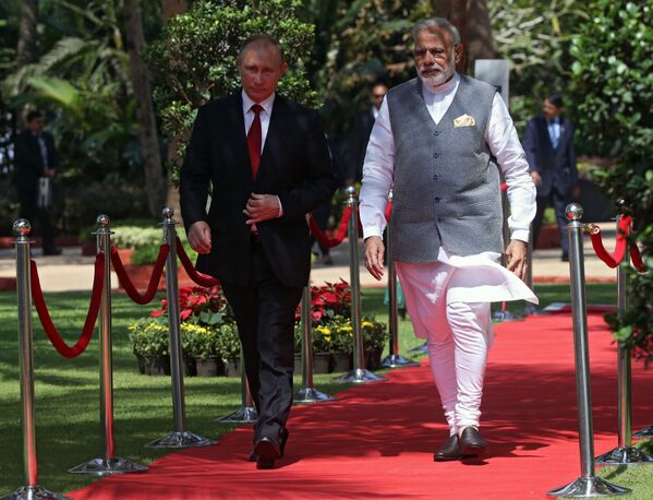 Presidente russo Vladimir Putin e o premiê da Índia Narendra Modi durante oitava cúpula do BRICS, hotel Taj Exotica, Goa - Sputnik Brasil