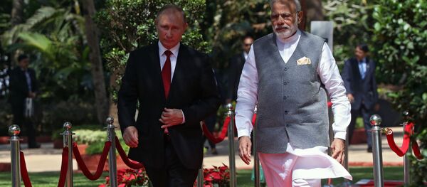 Presidente russo Vladimir Putin e o premiê da Índia Narendra Modi durante oitava cúpula do BRICS, hotel Taj Exotica, Goa - Sputnik Brasil