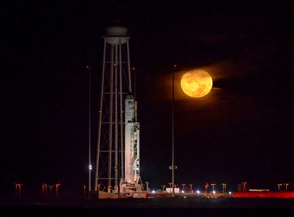 Foguete Orbital ATK Antares,  com dois motores russos RD-181 foi lançado pela primeira vez rumo à Estação Espacial Internacional transportando o caminhão espacial Cygnus - Sputnik Brasil