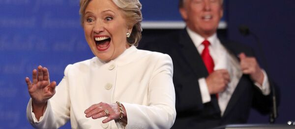 Candidata presidencial democrata  Hillary Clinton com o candidato republicano,  Donald Trump no terceiro e último debate eleitoral em Las Vegas, Nevada , Estados Unidos, 19 de outubro de 2016 - Sputnik Brasil
