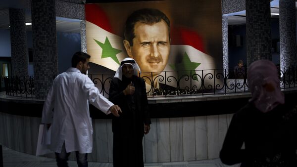 People walk through the Damascus General Hospital past a portrait of the President Bashar Assad in Damascus, Syria, Sunday, May 4, 2014 - Sputnik Brasil