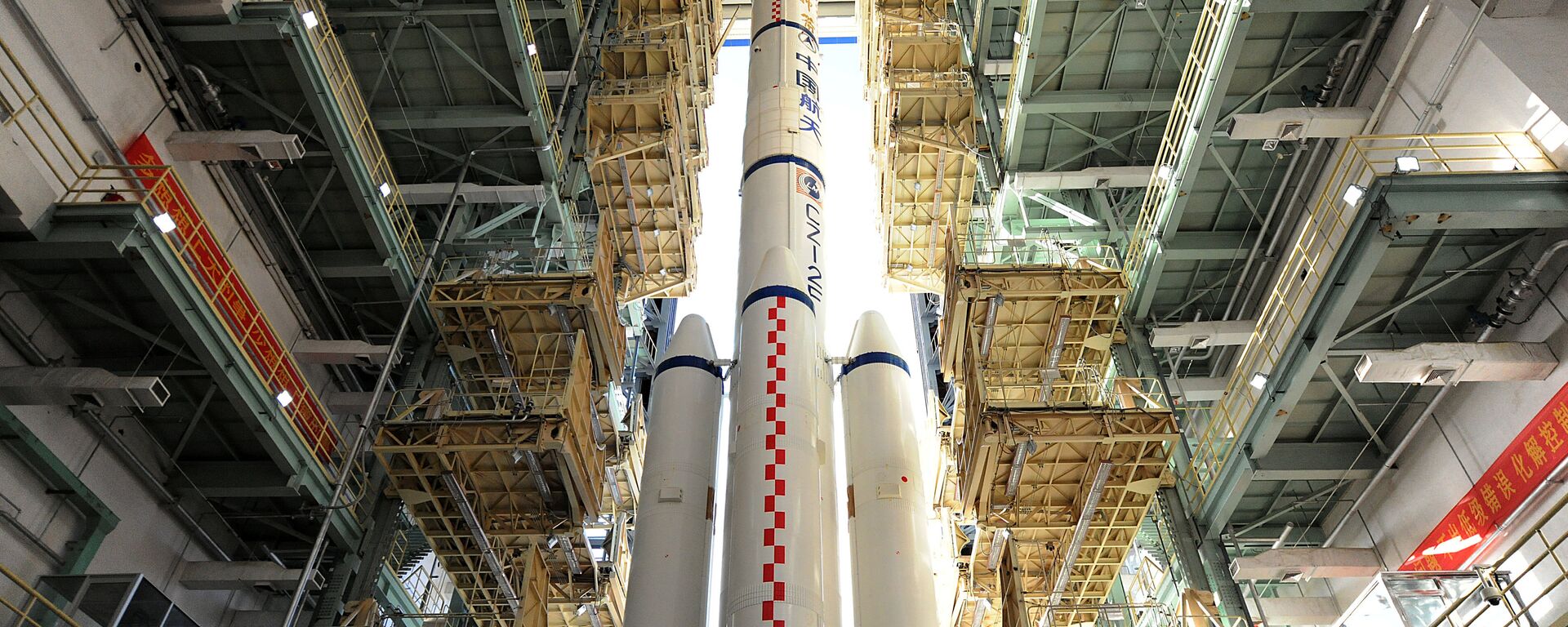 Foguete chinês Longa Marcha portando a nave espacial Shenzhou-11 no centro de lançamento de Jiuquan, na China, 10 de outubro de 2016 - Sputnik Brasil, 1920, 20.01.2022