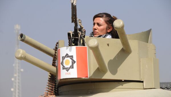 Combatente das unidades de mulheres peshmerga prepara-se para o combate contra o Daesh em Mossul, Iraque, outubro de 2016 - Sputnik Brasil