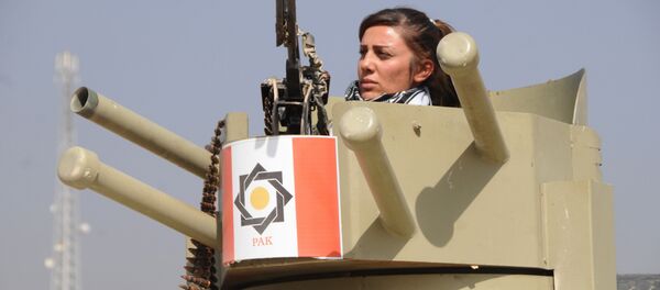 Combatente das unidades de mulheres peshmerga prepara-se para o combate contra o Daesh em Mossul, Iraque, outubro de 2016 - Sputnik Brasil