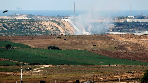 Fumo de míssil lançado pelo Israel à Faixa de Gaza em represália ao ataque proveniente do enclave palestino, 5 de outubro de 2016 - Sputnik Brasil