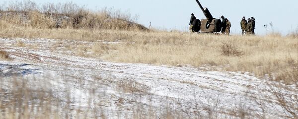 Artilharia ucraniana perto de Debaltsevo, Donbass, 17 de fevereiro 2015 - Sputnik Brasil