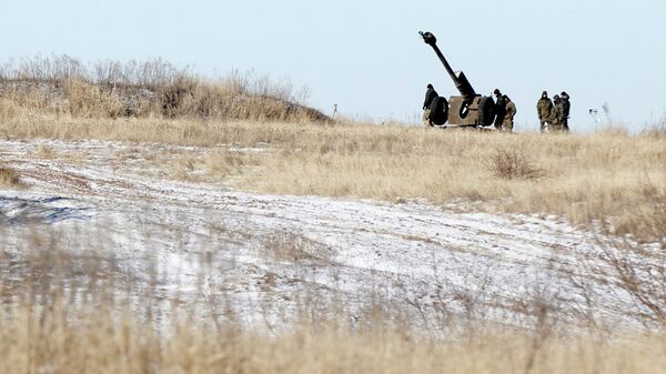 Ukrainian artillery is at a position outside of the village of Luhanske, some 20 kilometers (14 miles) north of Debaltseve, Ukraine, Tuesday, Feb. 17, 2015 - Sputnik Brasil