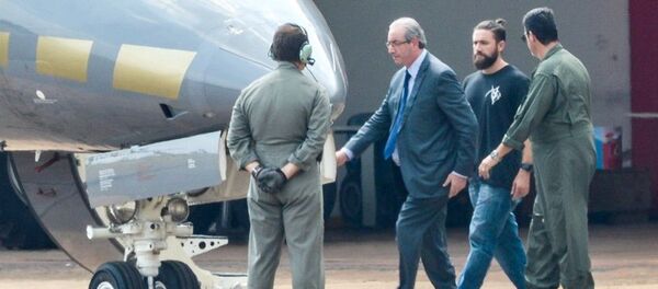 Eduardo Cunha sendo transferido para Curitiba após prisão preventiva nas investigações da Lava Jato - Sputnik Brasil