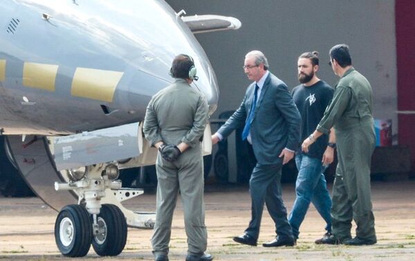Eduardo Cunha sendo transferido para Curitiba após prisão preventiva nas investigações da Lava Jato - Sputnik Brasil
