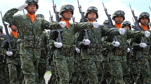 Soldados da Academia Militar de Taiwan durante desfile - Sputnik Brasil