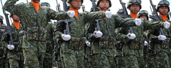 Soldados da Academia Militar de Taiwan durante desfile Soldados da Academia Militar de Taiwan durante desfile - Sputnik Brasil