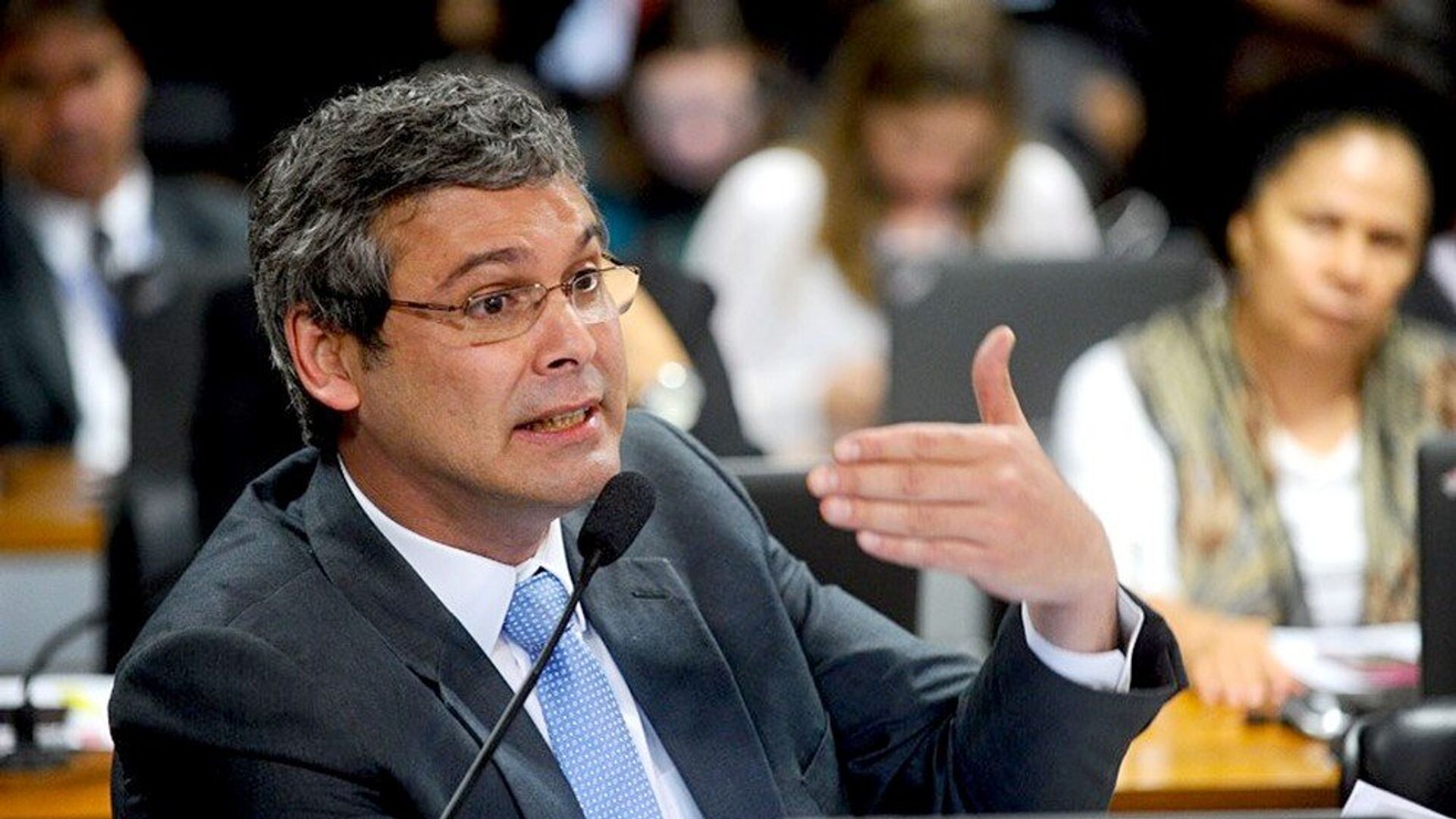 Senador Lindbergh Farias propôs o debate através de uma audiência Senador Lindbergh Farias propôs o debate através de uma audiência - Sputnik Brasil, 1920, 15.04.2025