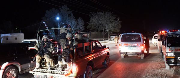 Militares se deslocam para academia de polícia invadida por terroristas na cidade paquistanesa de Quetta Militares se deslocam para academia de polícia invadida por terroristas na cidade paquistanesa de Quetta - Sputnik Brasil