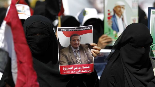 Mulheres iemenitas que apoiam os rebeldes xiitas Houthis protestam contra os ataques aéreos da coalizão liderada pela Arábia Saudita em frente ao hotel onde o enviado das Nações Unidas para o Iêmen, Ismail Ould Cheikh Ahmed, estava hospedado. Sanaa, em 25 de Outubro de 2016. - Sputnik Brasil