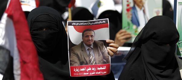 Mulheres iemenitas que apoiam os rebeldes xiitas Houthis protestam contra os ataques aéreos da coalizão liderada pela Arábia Saudita em frente ao hotel onde o enviado das Nações Unidas para o Iêmen, Ismail Ould Cheikh Ahmed, estava hospedado. Sanaa, em 25 de Outubro de 2016. - Sputnik Brasil