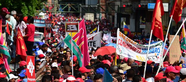 Defensores do presidente venezuelano Nicolas Maduro demonstram apoio ao líder nas ruas de Caracas em 25 de outubro de 2016 - Sputnik Brasil