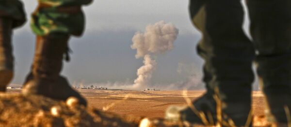 Combatentes curdos Peshmerga observam região próxima a Bashiqa, a 25 km de Mossul Combatentes curdos Peshmerga observam região próxima a Bashiqa, a 25 km de Mossul - Sputnik Brasil