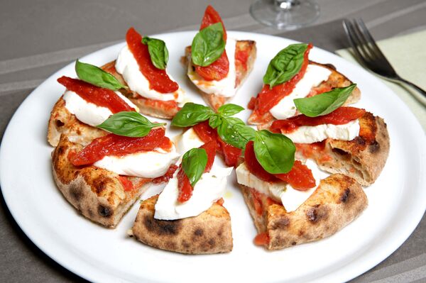 Pizza servida na pizzaria Spaccio em Rimini, Itália - Sputnik Brasil