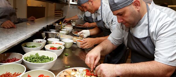 Pizza servida na pizzaria Spaccio em Rimini, Itália - Sputnik Brasil