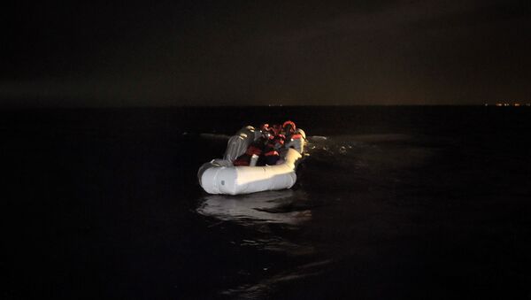 Refugiados e imigrantes esperam para serem resgatados em seu barco de borracha no Mediterrâneo - Sputnik Brasil