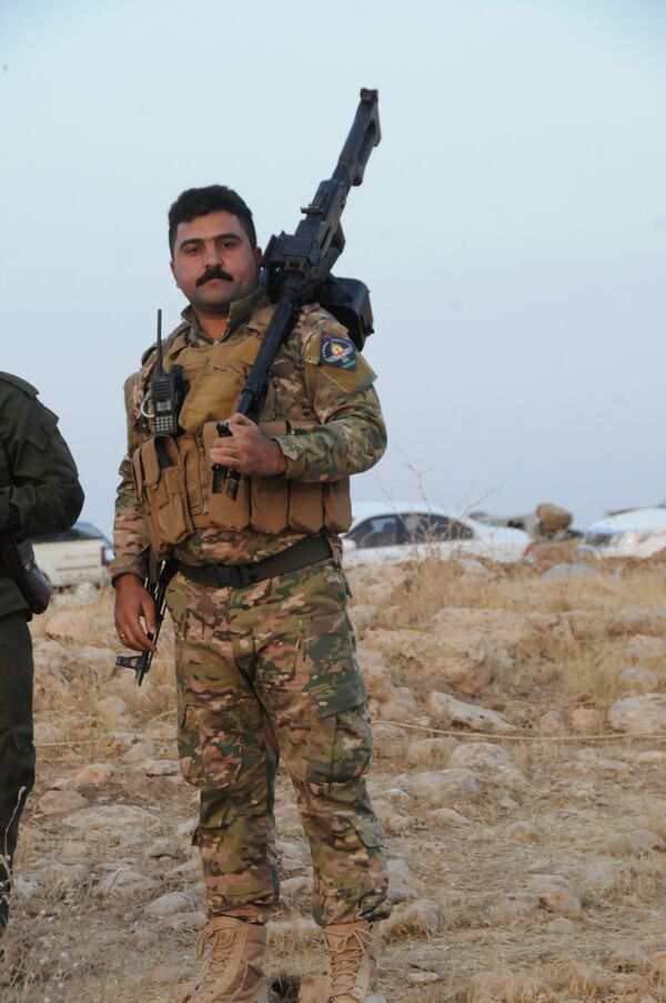 Combatente assírio de peshmerga em Mossul, Iraque, outubro de 2016 - Sputnik Brasil