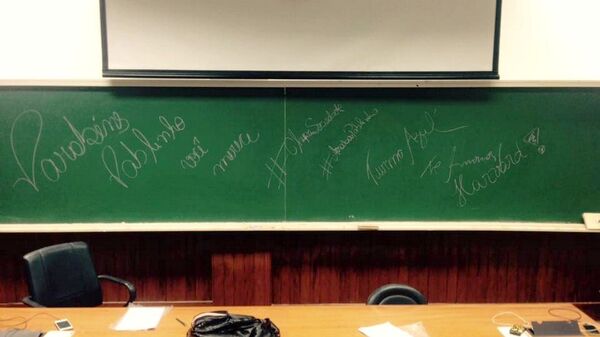 Colegas da USP parabenizam Pablo com uma mensagem no quadro pela conquista do intercâmbio em Harvard - Sputnik Brasil