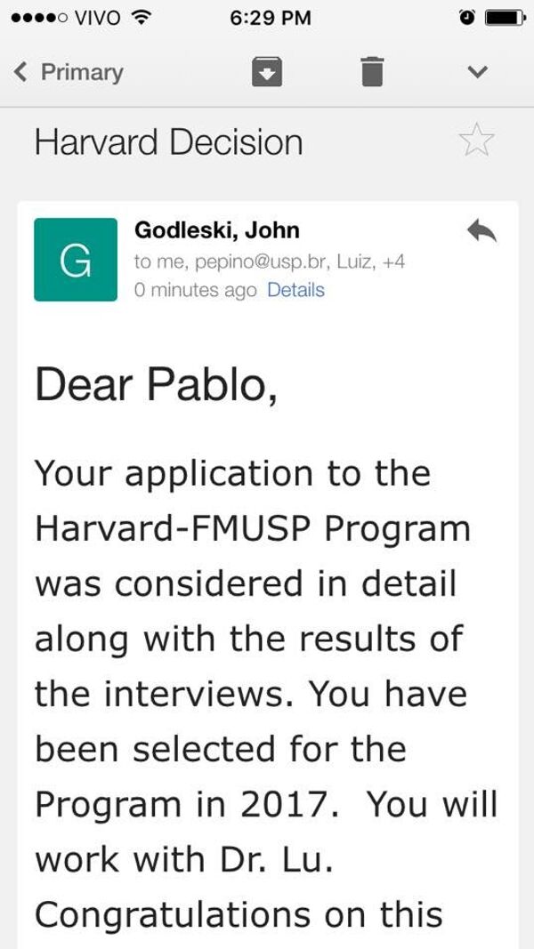 O e-mail da Universidade de Harvard parabeniza o estudante por ter passado no processo seletivo para o intercâmbio em 2017. - Sputnik Brasil