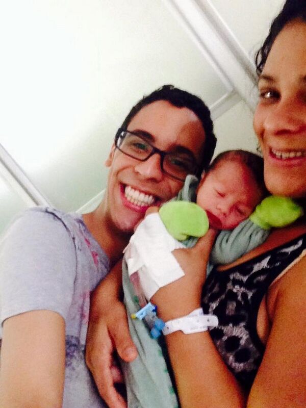 Pablo com a mãe e o irmão menor - Sputnik Brasil