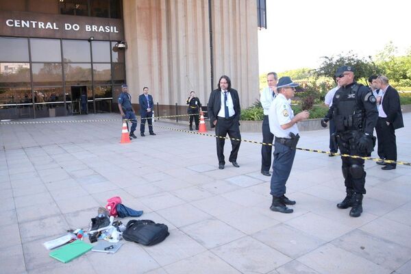 Esquadrão antibombas da PM e bombeiros isolaram a região por segurança - Sputnik Brasil