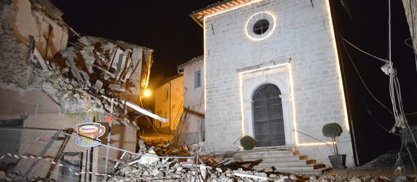 The Church of San Sebastiano stands amidst damaged houses in Castelsantangelo sul Nera, Italy, Wednesday, Oct 26, 2016 following an earthquake,. - Sputnik Brasil