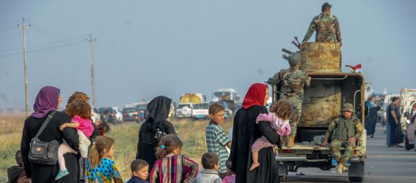Pessoas fogem de Mossul por uma rodovia protegida pelas Forças Armadas do Iraque - Sputnik Brasil
