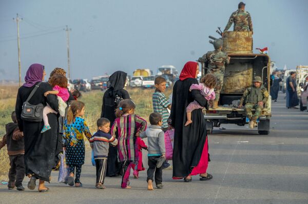 Pessoas fogem de Mossul por uma rodovia protegida pelas Forças Armadas do Iraque - Sputnik Brasil