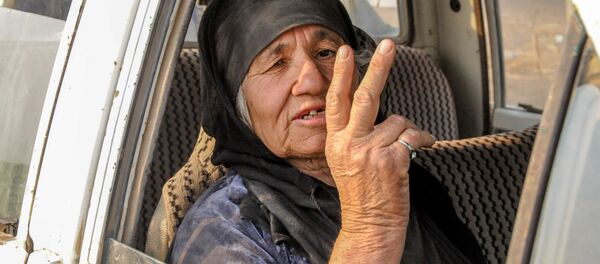 Felize Mustafa sentada em um carro - Sputnik Brasil