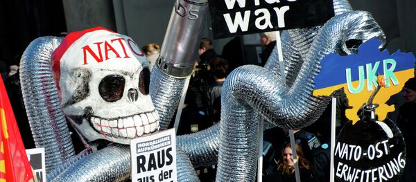 Demonstrantes participam do protesto contra a OTAN perante o local da realização da Conferência de Segurança de Munique, Alemanha (foto de arquivo) Demonstrantes participam do protesto contra a OTAN perante o local da realização da Conferência de Segurança de Munique, Alemanha (foto de arquivo) - Sputnik Brasil