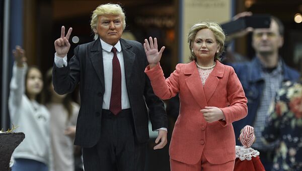As bonecas dos presidenciais norte-americanos Donald Trump e Hillary Clinton - Sputnik Brasil