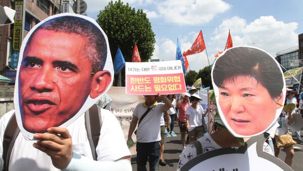Manifestantes sul-coreanos usando máscaras do presidente dos EUA Barack Obama e a presidente sul-coreana Park Geun-hye, se opões a um plano para implantar um sistema avançado de defesa antimíssil THAAD, em Seul, Coreia do Sul, segunda-feira, agosto 15, 2016. - Sputnik Brasil