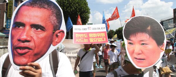 Manifestantes sul-coreanos usando máscaras do presidente dos EUA Barack Obama e a presidente sul-coreana Park Geun-hye, se opões a um plano para implantar um sistema avançado de defesa antimíssil THAAD, em Seul, Coreia do Sul, segunda-feira, agosto 15, 2016. - Sputnik Brasil