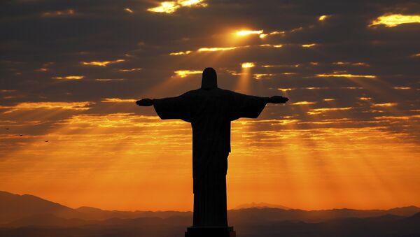 Cristo Redentor durante o nascer do sol no Rio de Janeiro, Brasil - Sputnik Brasil