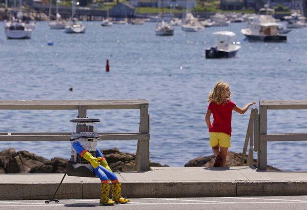 HitchBOT é um robô que adora pegar uma carona. A foto foi tirada em Marblehead, estado americano de Massachusetts, antes de ele conseguir sua primeira carona. Ele foi programado para chegar até São Francisco de carona. 17 de julho de 2015 - Sputnik Brasil