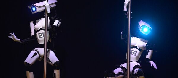 Robôs da empresa alemã Tobit Software dançam pole dance - Sputnik Brasil