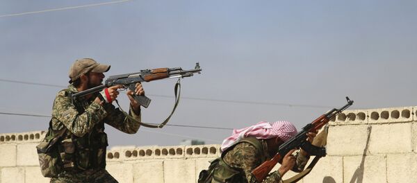 Esta foto de 11 de outubro de 2015 mostra dois militares do Exército Árabe Sírio durante um combate na cidade de Achan, província de Hama - Sputnik Brasil