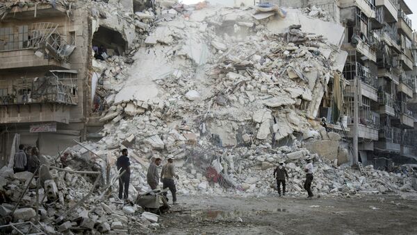 Membros do grupo conhecido como Capacetes Brancos procuram por vítimas perto do edifício destruído no resultado de ataque aérea no norte de Aleppo. 17 de outubro, 2016 - Sputnik Brasil