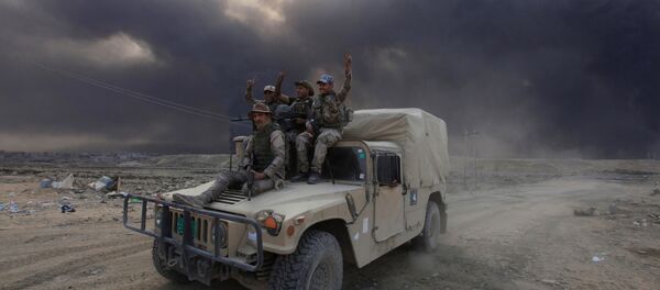 Iraqi army personnel ride on a military vehicle in Qayyarah, during an operation to attack Islamic State militants in Mosul, Iraq - Sputnik Brasil