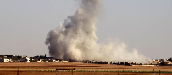 Fumaça depois de ataques aéreos na vila de Guzhe, perto de Aleppo, Síria, 17 de outubro de 2016 - Sputnik Brasil